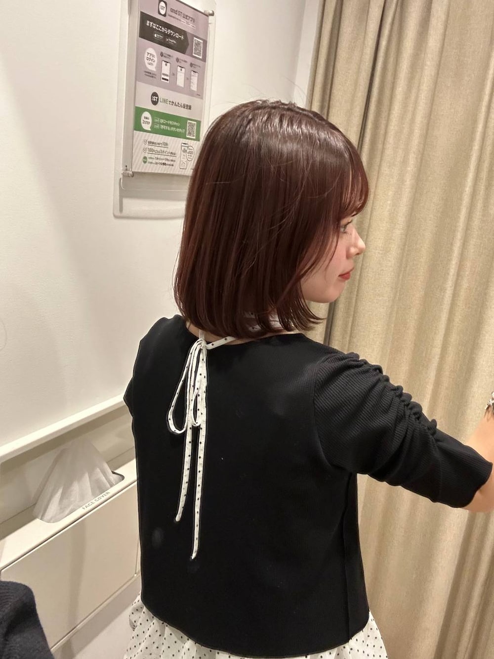 ブルー系のデニムパンツ、ブラック系のショルダーバッグ、ブラック系のサンダルを着用したレディースの春コーディネートの5枚目の写真