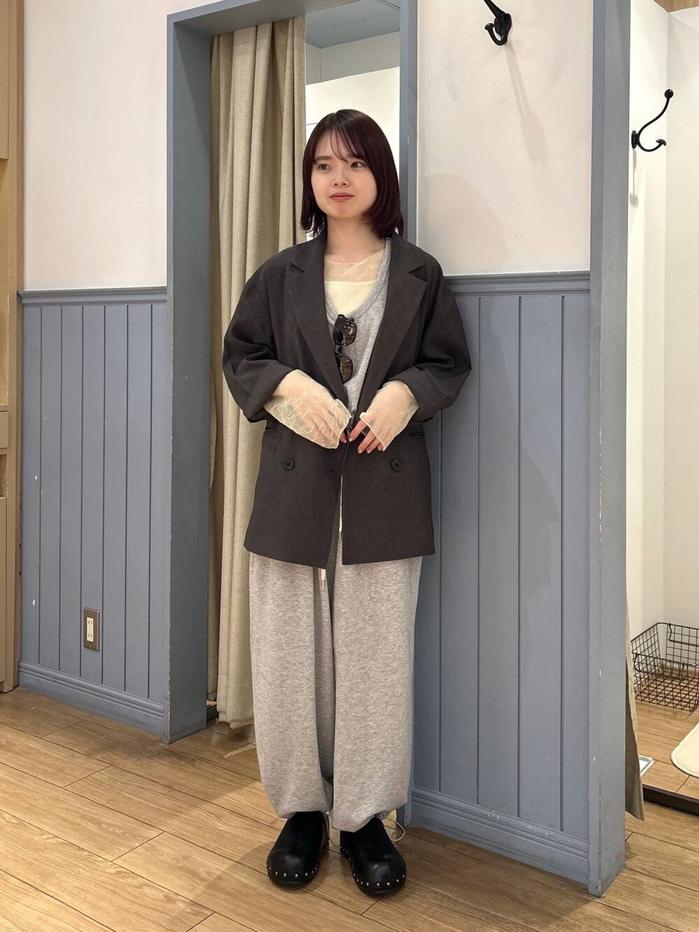 ホワイト系のTシャツ/カットソー、グレー系のその他アウター、ブラック系のサンダルを着用したレディースの春コーディネートの3枚目の写真