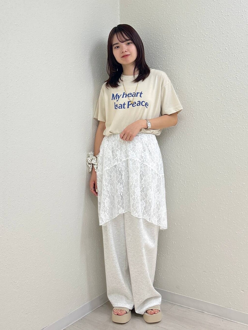 ホワイト系のサンダル、グレー系のデニムパンツ、ホワイト系のスカートを着用したレディースの夏コーディネートの5枚目の写真