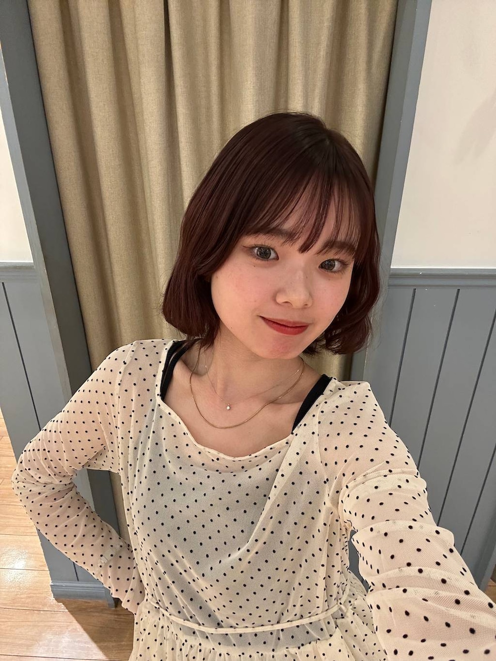 ブラック系のTシャツ/カットソー、ブラック系のローファー、ホワイト系のTシャツ/カットソーを着用したレディースの春コーディネートの2枚目の写真