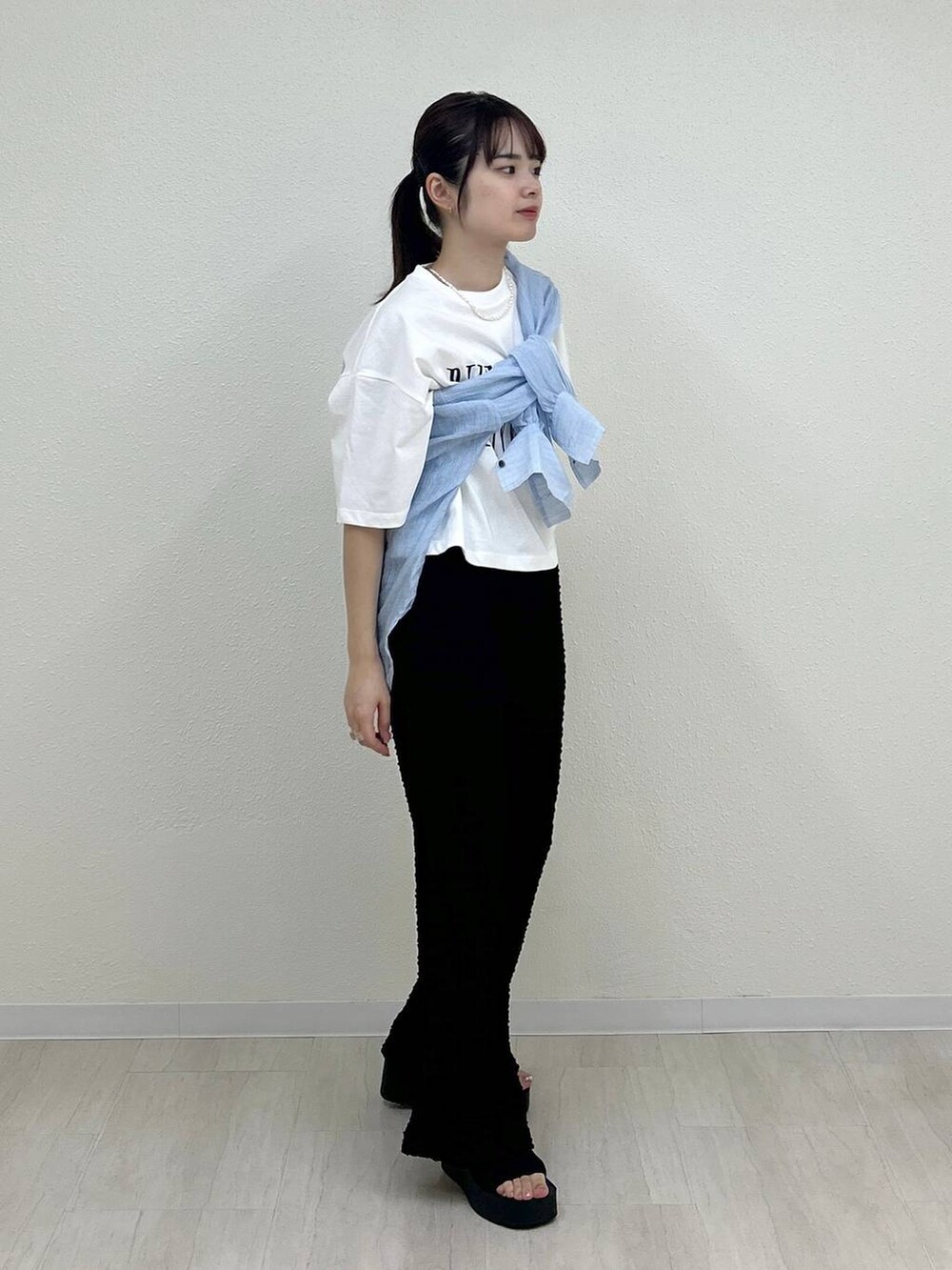 ブラック系のサンダル、ブルー系のシャツ/ブラウス、ブラック系のその他パンツを着用したレディースの春コーディネートの4枚目の写真