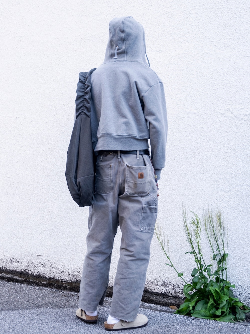 グレー系のTシャツ/カットソー、グレー系のショルダーバッグ、グレー系のカーゴパンツを着用したメンズの春コーディネートの2枚目の写真