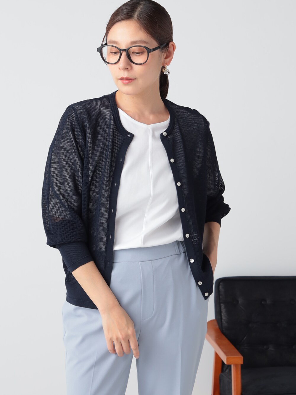 ブルー系のその他パンツ、ブルー系のカーディガン/ボレロ、ホワイト系のTシャツ/カットソーを着用したレディースの夏コーディネートの2枚目の写真