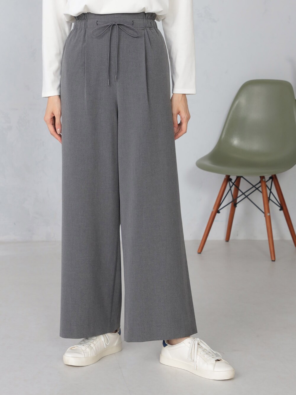 ホワイト系のTシャツ/カットソー、ブルー系のニット/セーター、グレー系のその他パンツを着用したレディースの秋コーディネートの4枚目の写真