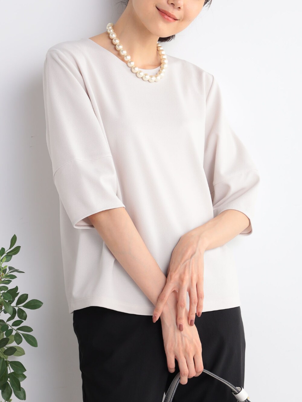 ベージュ系のTシャツ/カットソー、ブラック系のその他パンツを着用したレディースの秋コーディネートの2枚目の写真