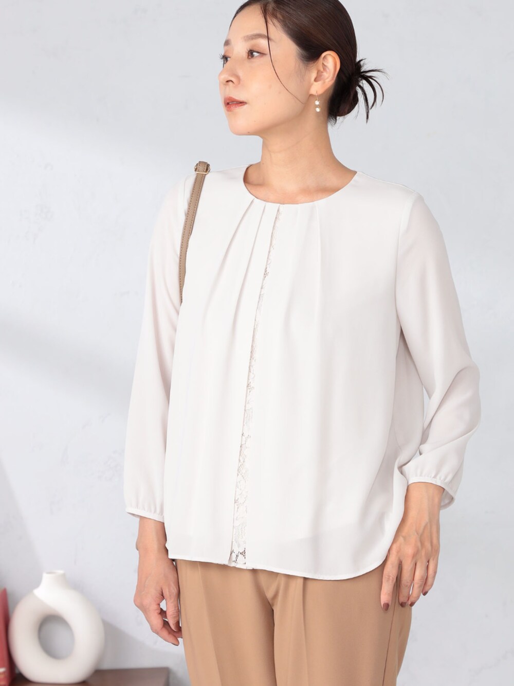 イエロー系のその他パンツ、ベージュ系のシャツ/ブラウス、ブルー系のカーディガン/ボレロを着用したレディースの秋コーディネートの3枚目の写真