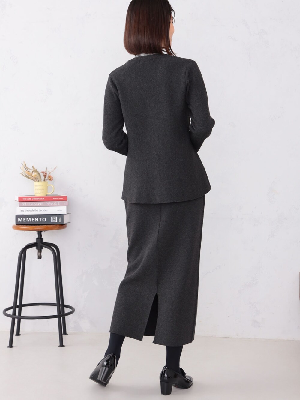グレー系のカーディガン/ボレロ、イエロー系のTシャツ/カットソーを着用したレディースの秋コーディネートの2枚目の写真