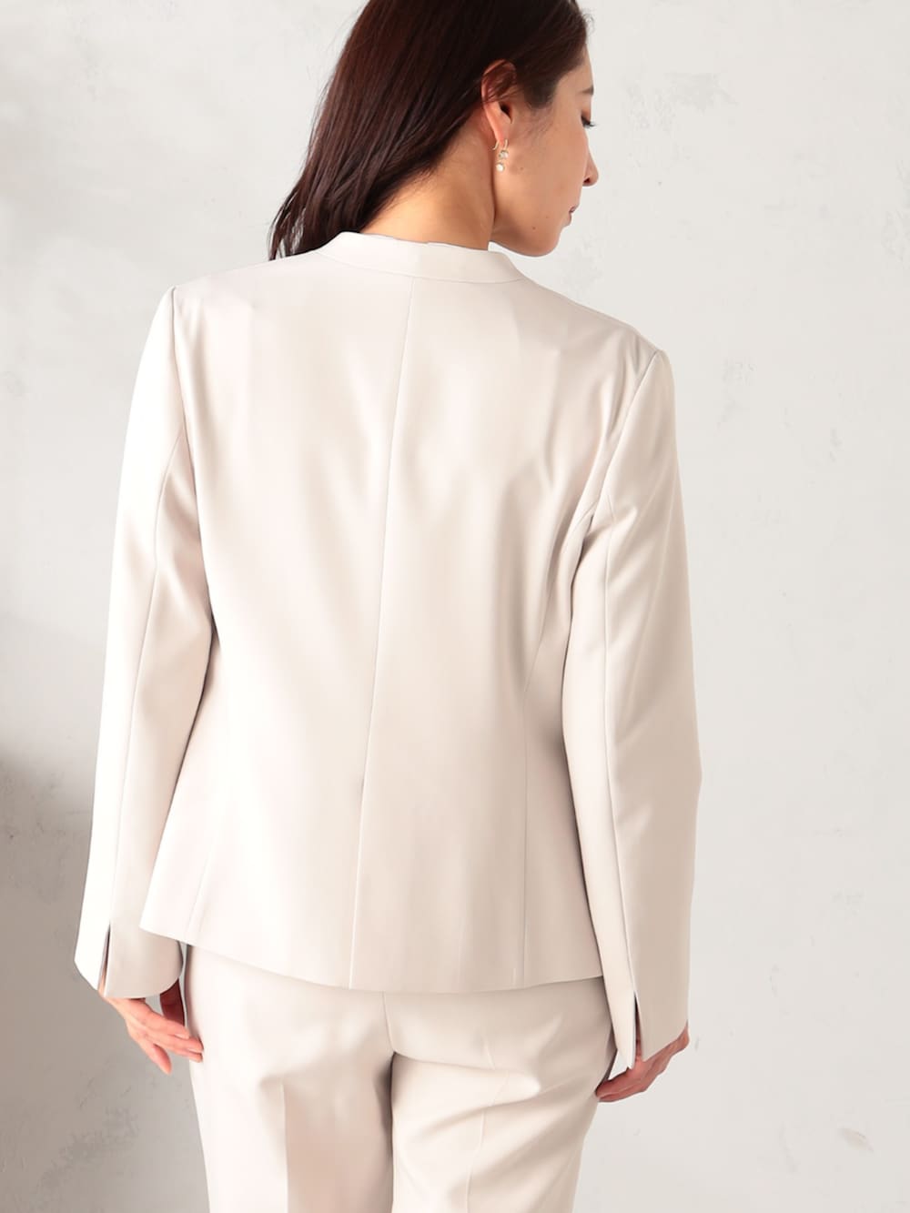 ベージュ系のその他パンツ、ベージュ系のノーカラージャケット、ホワイト系のシャツ/ブラウスを着用したレディースの冬コーディネートの2枚目の写真