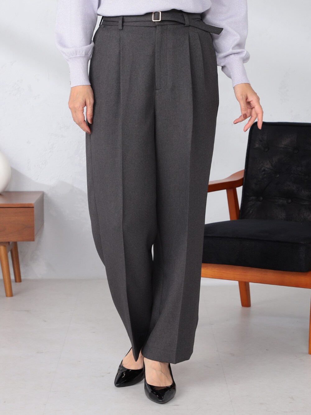 パープル系のニット/セーター、グレー系のその他パンツを着用したレディースの秋コーディネートの3枚目の写真