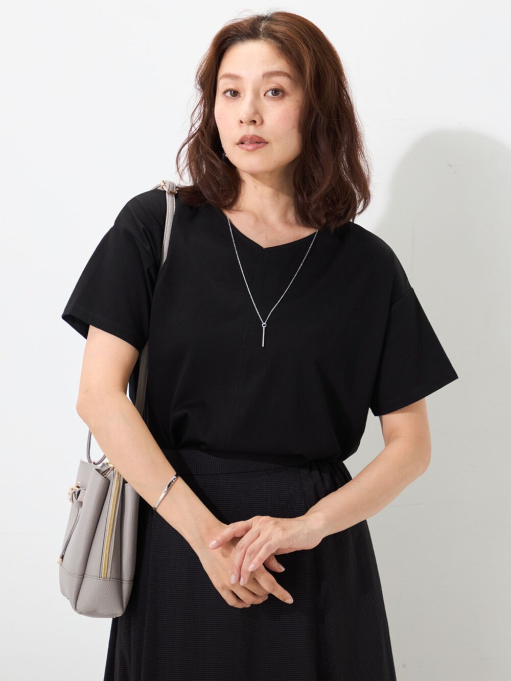 ブラック系のTシャツ/カットソー、ブラック系のスカートを着用したレディースの夏コーディネートの2枚目の写真