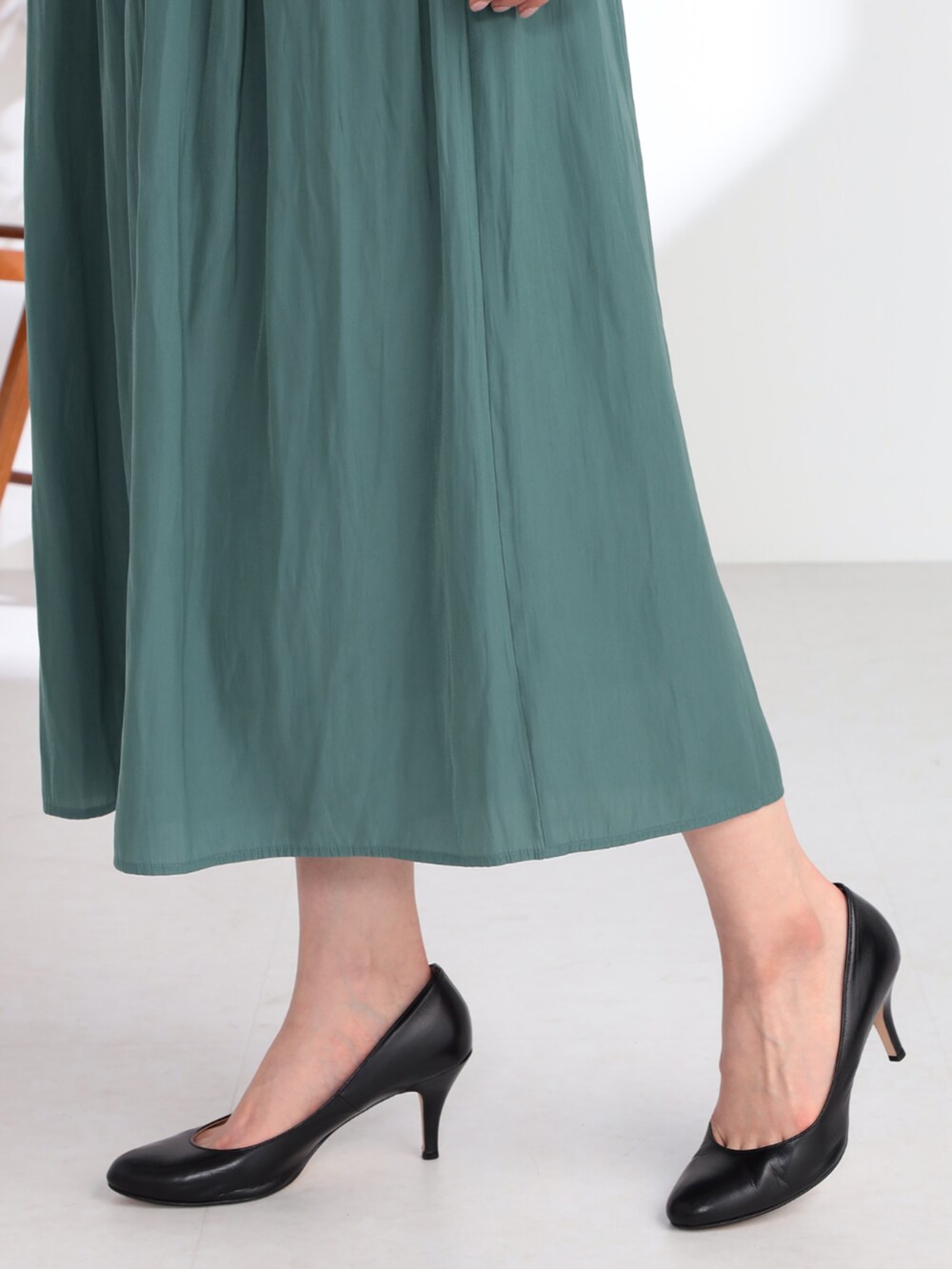 ブラック系のTシャツ/カットソー、ホワイト系のカーディガン/ボレロ、ブルー系のその他パンツを着用したレディースの夏コーディネートの3枚目の写真