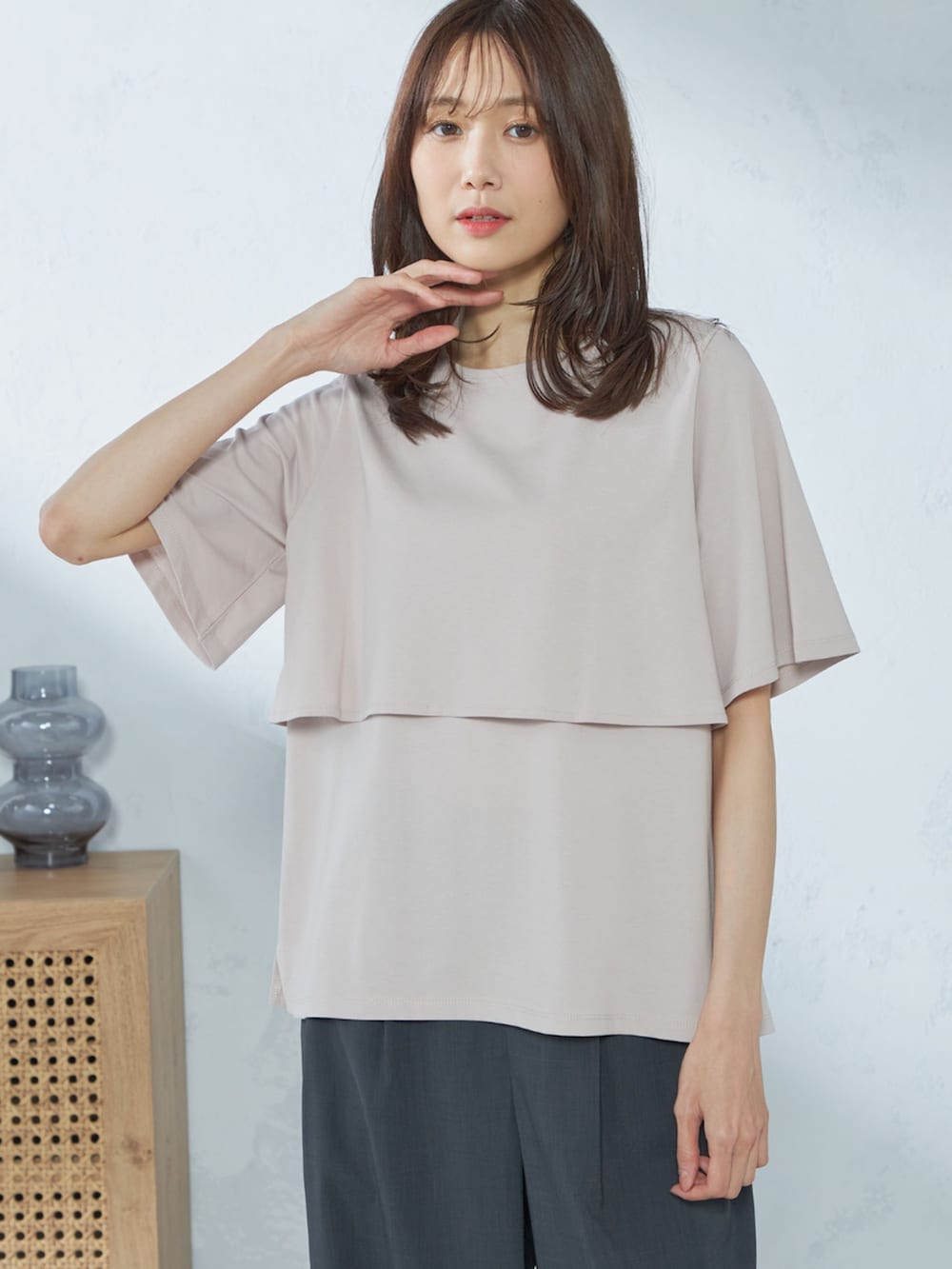 グレー系のその他パンツ、ピンク系のTシャツ/カットソーを着用したレディースの秋コーディネートの3枚目の写真