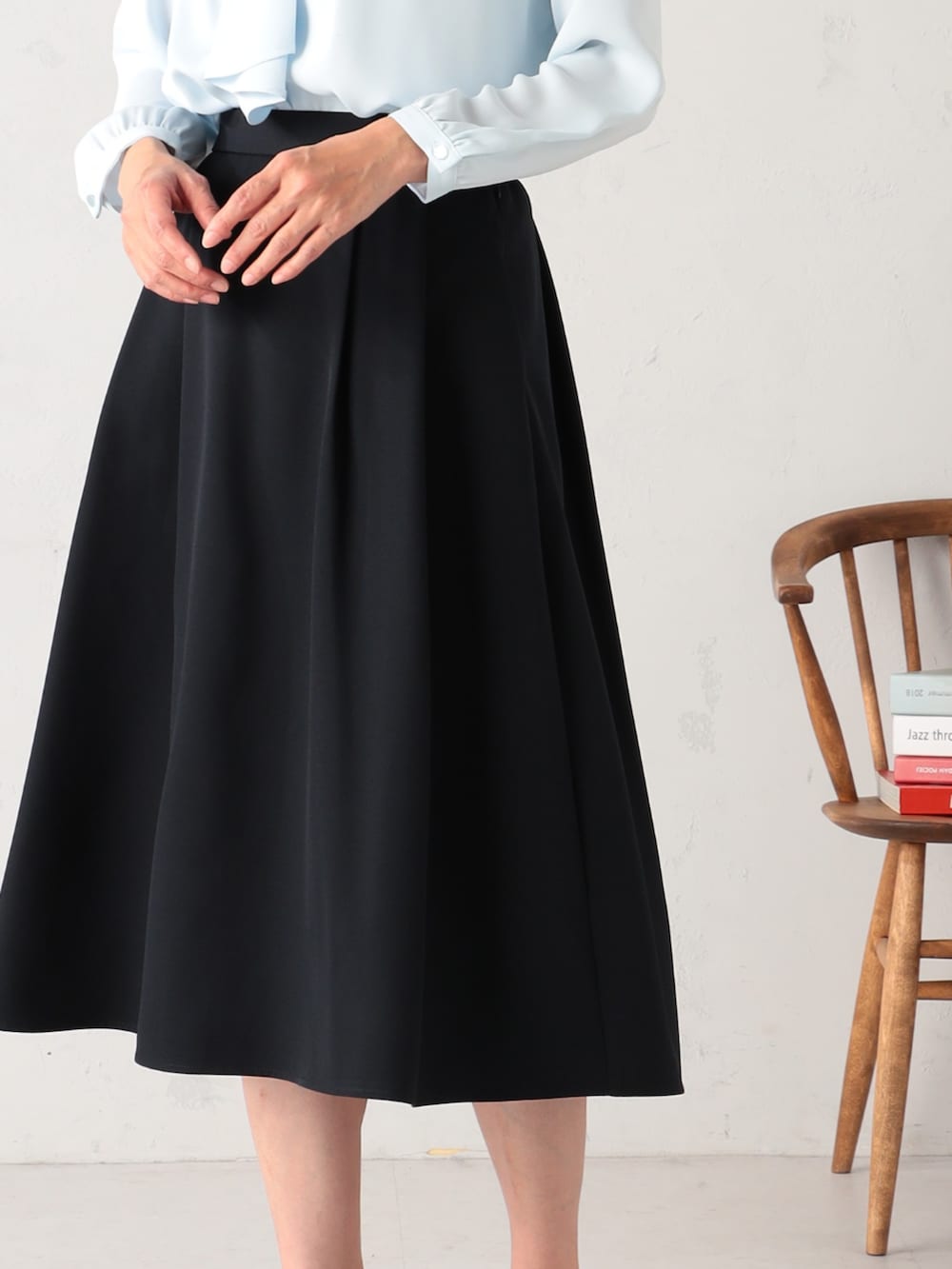 ブルー系のノーカラージャケット、ブルー系のシャツ/ブラウス、ブルー系のスカートを着用したレディースの冬コーディネートの5枚目の写真