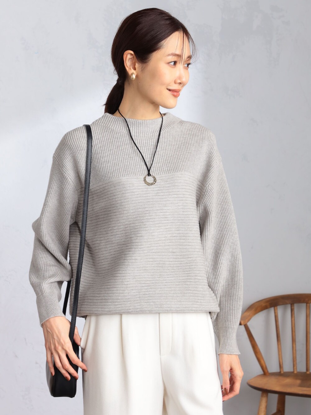 ホワイト系のその他パンツ、グレー系のニット/セーターを着用したレディースの冬コーディネートの2枚目の写真