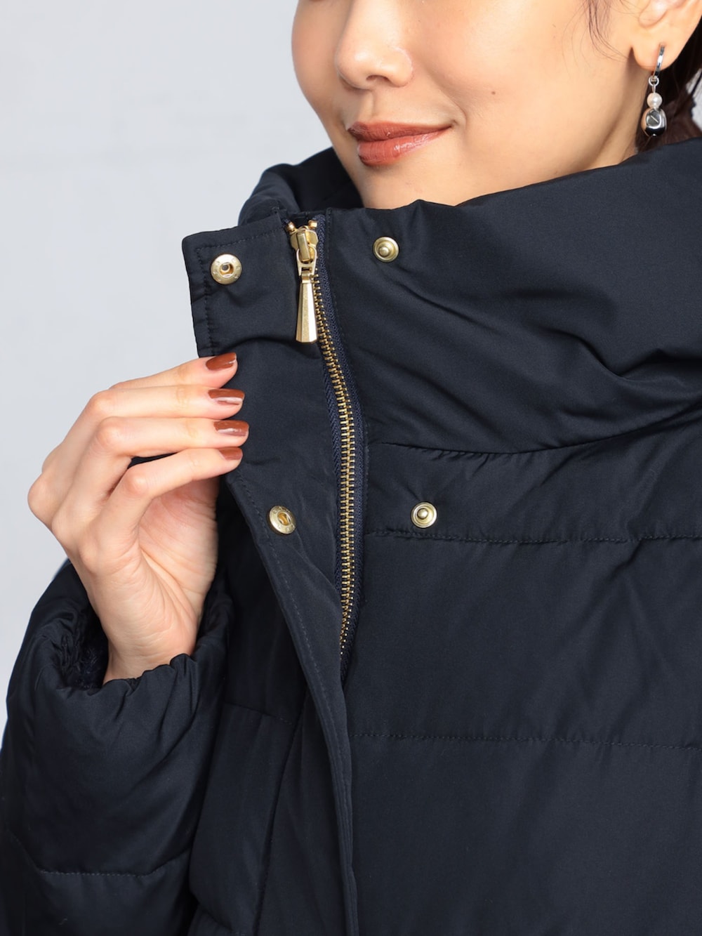 ホワイト系のその他パンツ、ブルー系のその他アウター、ブルー系のニット/セーターを着用したレディースの冬コーディネートの3枚目の写真