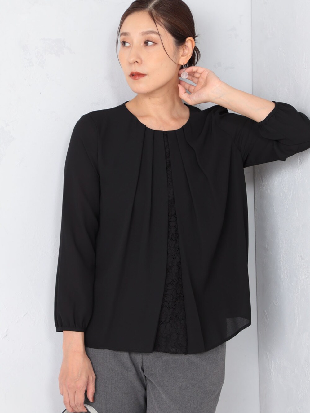 ブラック系のシャツ/ブラウス、グレー系のその他パンツを着用したレディースの秋コーディネートの2枚目の写真