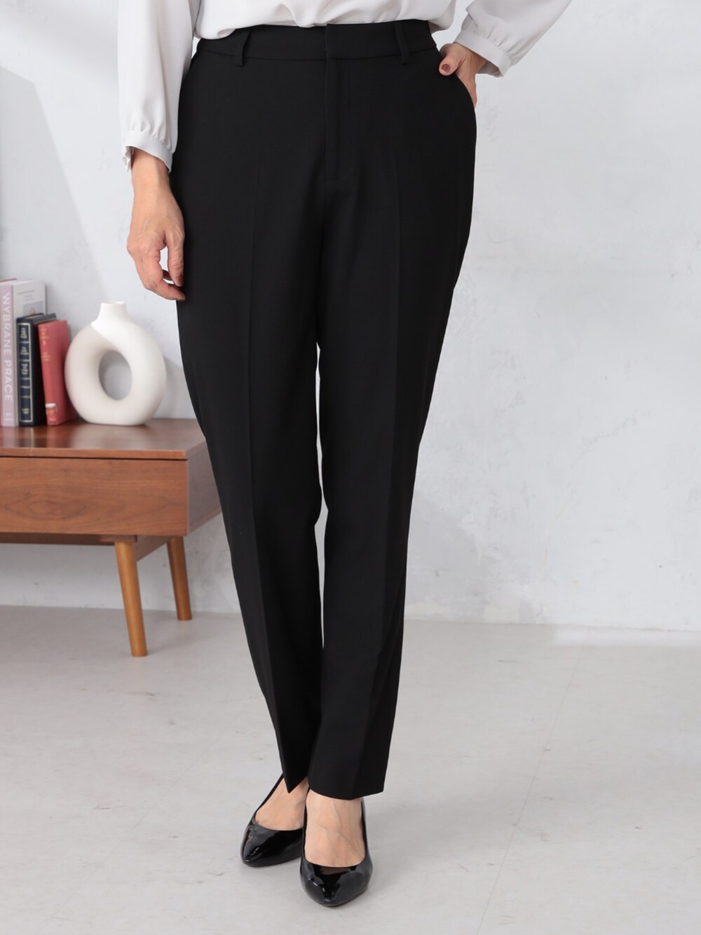 ベージュ系のシャツ/ブラウス、ブラック系のその他パンツ、ブルー系のカーディガン/ボレロを着用したレディースの秋コーディネートの5枚目の写真