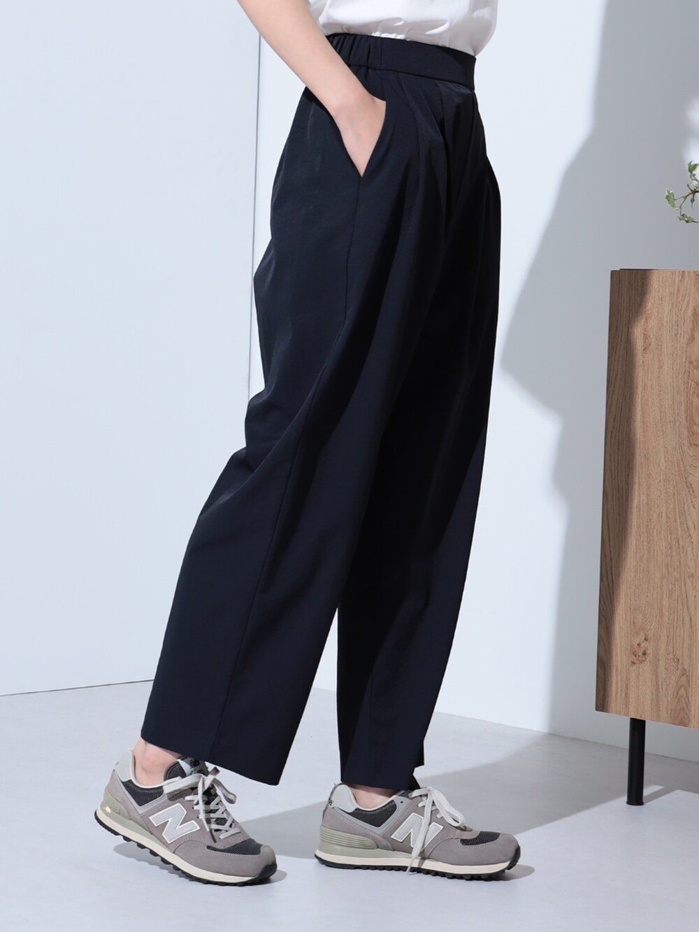 ホワイト系のTシャツ/カットソー、ブルー系のその他パンツを着用したレディースの夏コーディネートの5枚目の写真