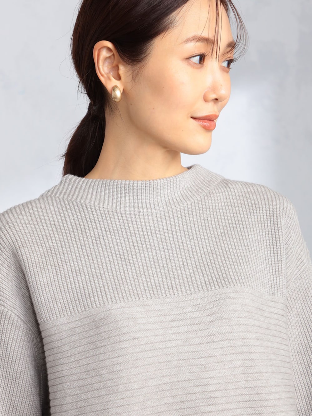 ホワイト系のその他パンツ、グレー系のニット/セーターを着用したレディースの冬コーディネートの3枚目の写真