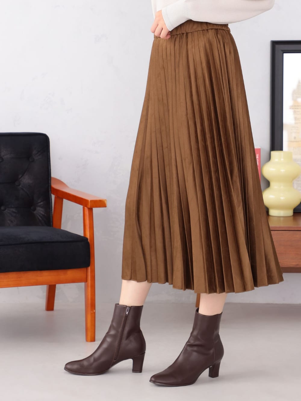 ブラウン系のスカート、グレー系のニット/セーターを着用したレディースの秋コーディネートの3枚目の写真