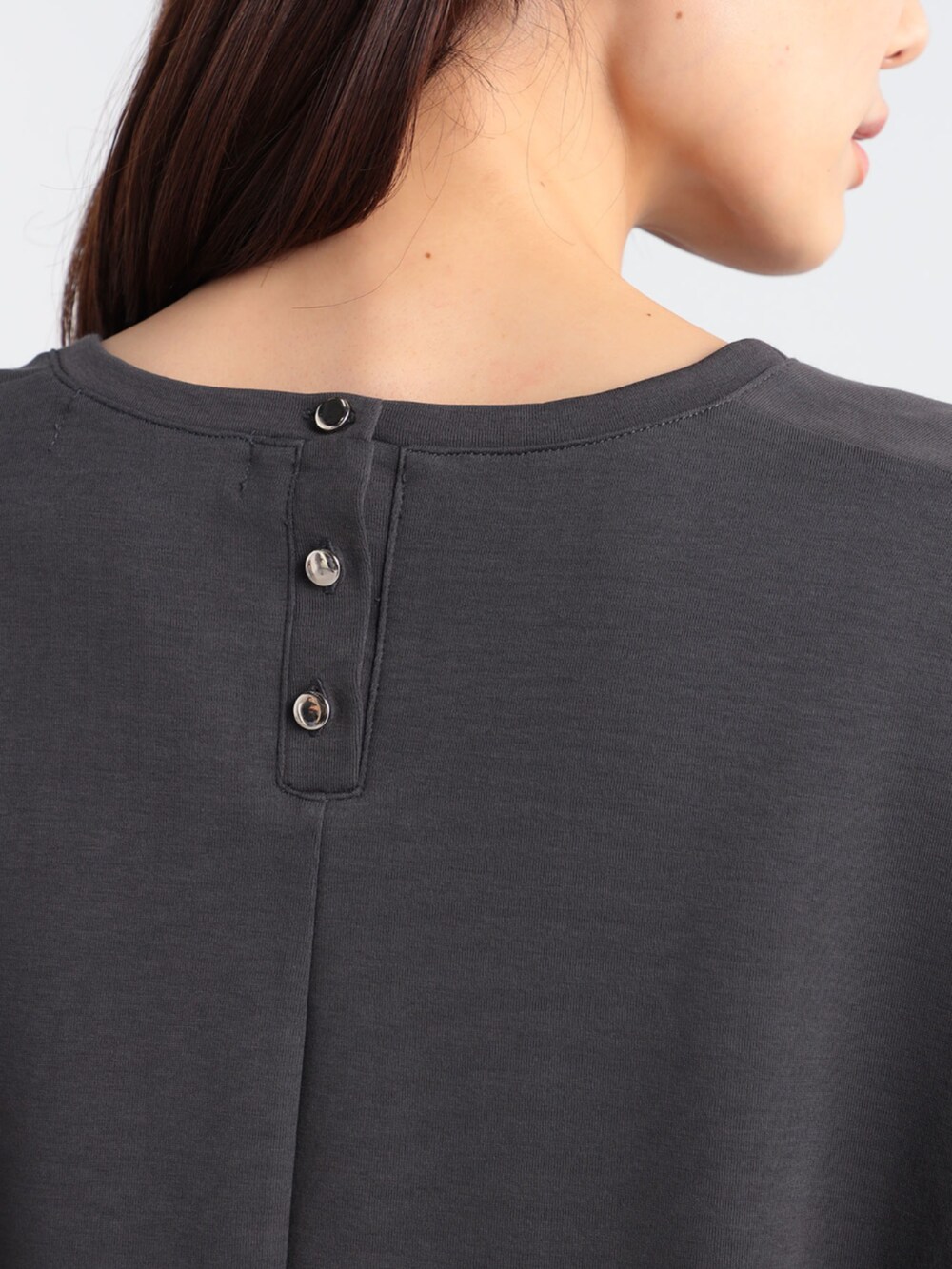 グレー系のデニムスカート、グレー系のTシャツ/カットソーを着用したレディースの秋コーディネートの3枚目の写真