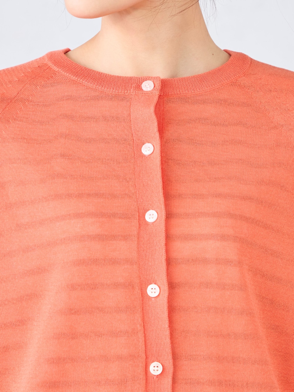 ブルー系のデニムパンツ、ベージュ系のTシャツ/カットソー、オレンジ系のカーディガン/ボレロを着用したレディースの春コーディネートの3枚目の写真