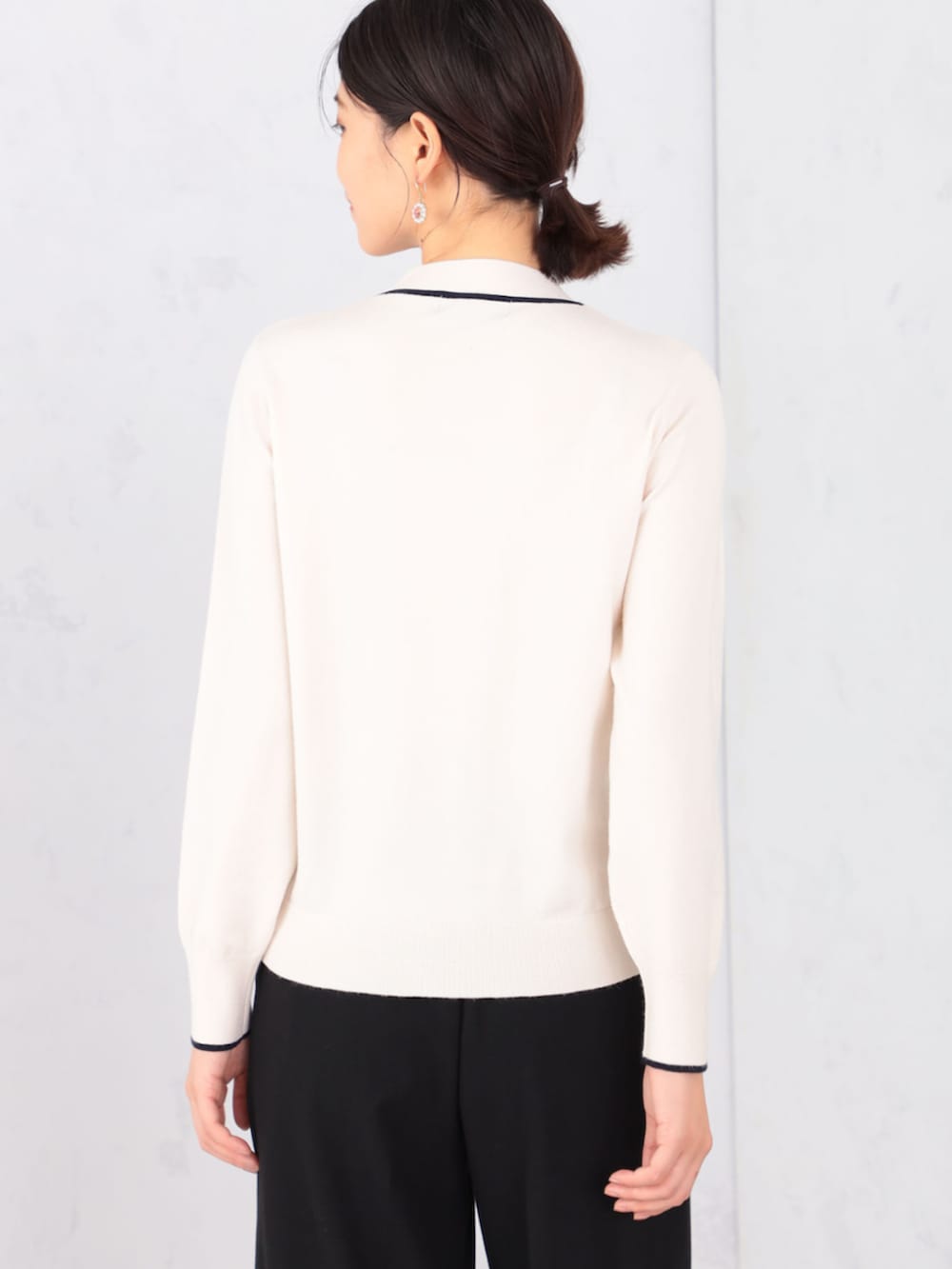 ブラック系のその他パンツ、ベージュ系のニット/セーターを着用したレディースの冬コーディネートの3枚目の写真