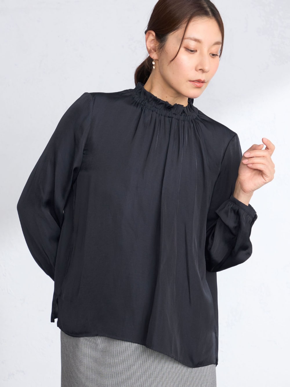 ブルー系のその他アウター、ブルー系のシャツ/ブラウス、グレー系のスカートを着用したレディースの春コーディネートの4枚目の写真