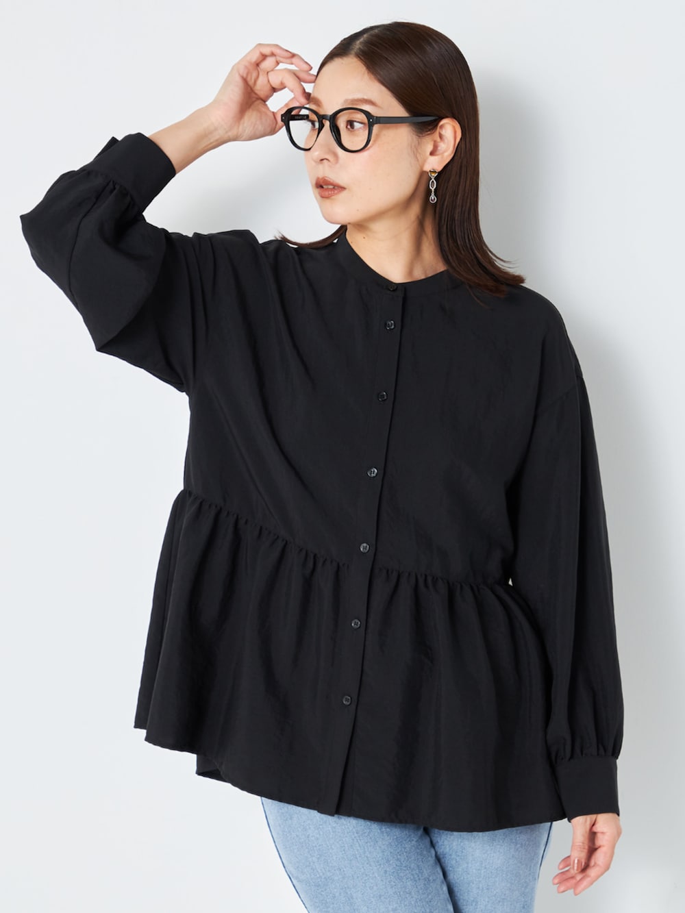 ブルー系のデニムパンツ、ブラック系のシャツ/ブラウスを着用したレディースの秋コーディネートの2枚目の写真