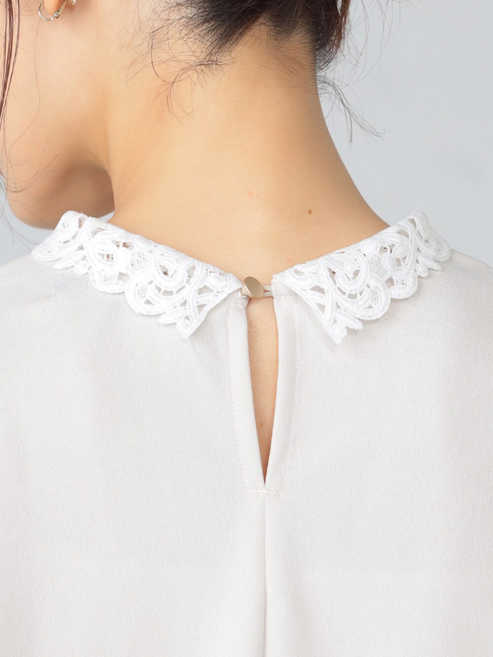 ブラウン系のスカート、ベージュ系のTシャツ/カットソーを着用したレディースの秋コーディネートの3枚目の写真