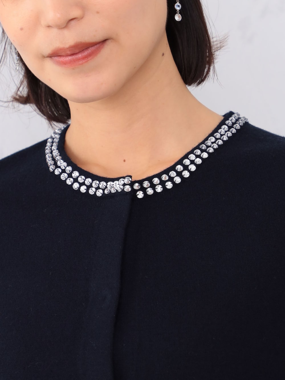 ブルー系のスカート、ブルー系のカーディガン/ボレロを着用したレディースの冬コーディネートの3枚目の写真