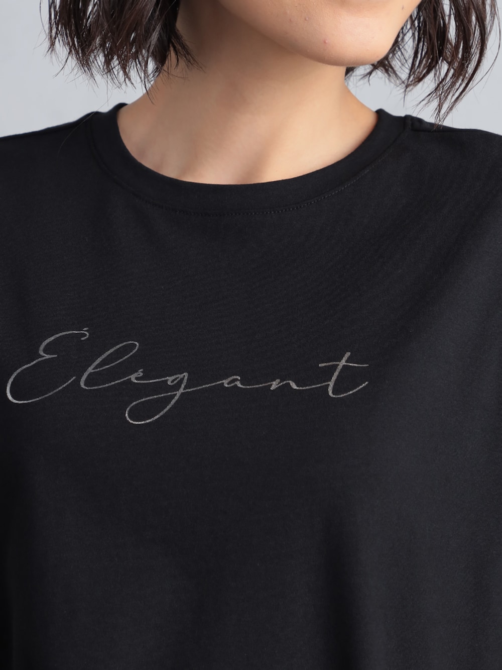 ブラック系のTシャツ/カットソー、ベージュ系のスカート、ベージュ系のパーカーを着用したレディースの夏コーディネートの4枚目の写真