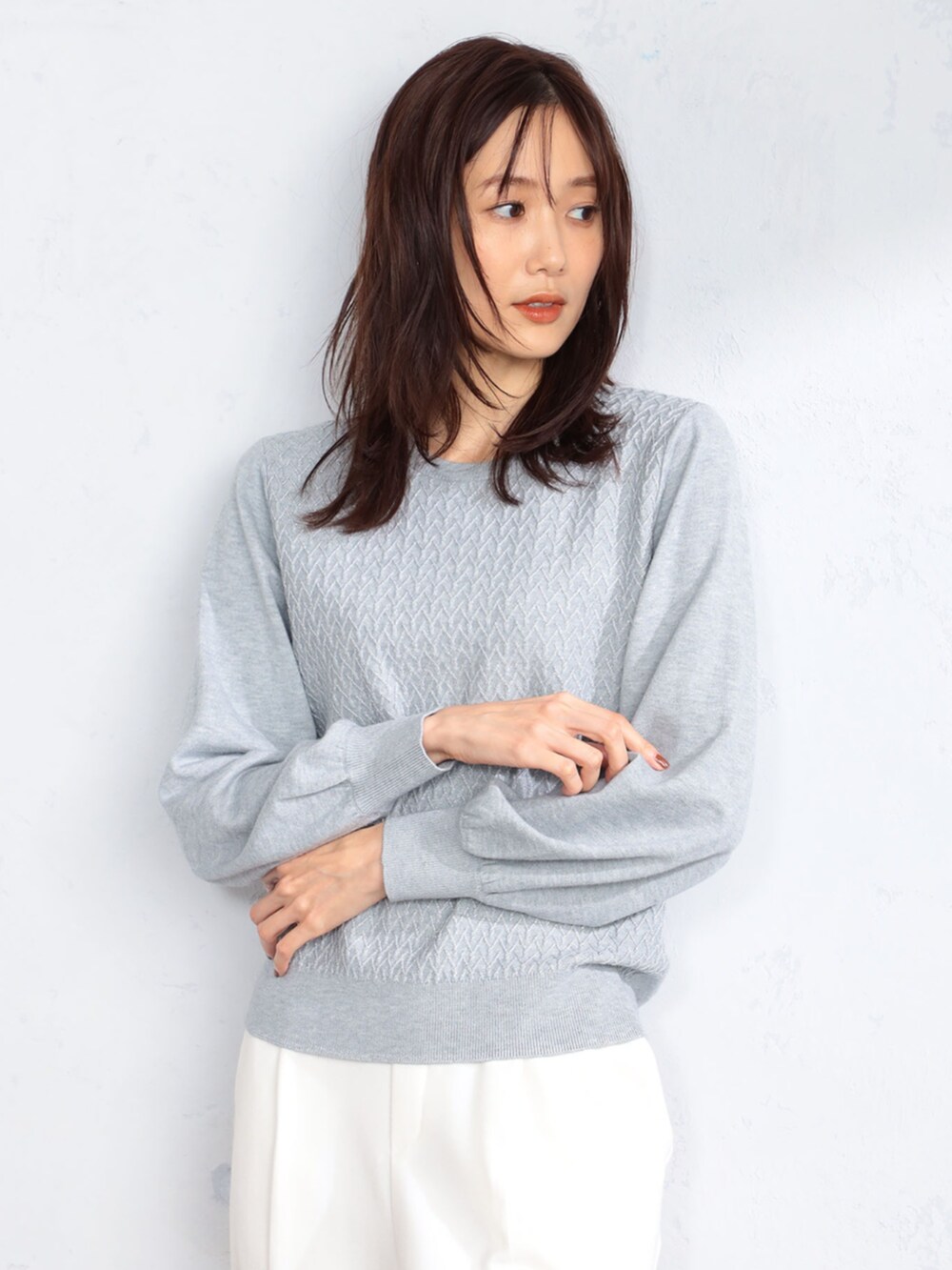 ホワイト系のその他パンツ、グレー系のニット/セーター、ブルー系のその他アウターを着用したレディースの冬コーディネートの5枚目の写真