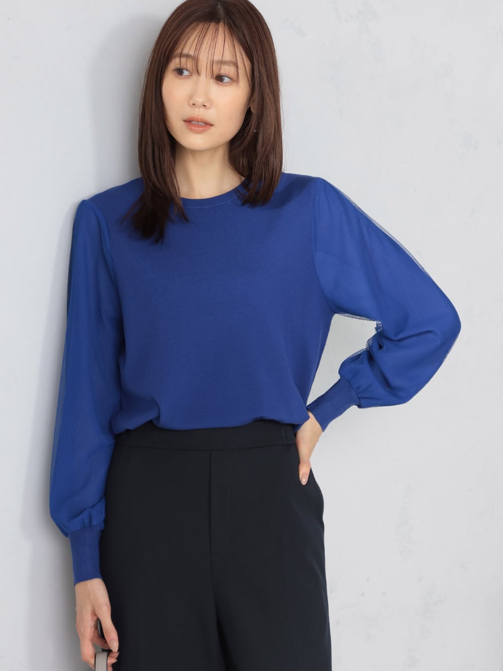 ブルー系のテーラードジャケット、ブルー系のその他パンツ、ブルー系のニット/セーターを着用したレディースの秋コーディネートの4枚目の写真