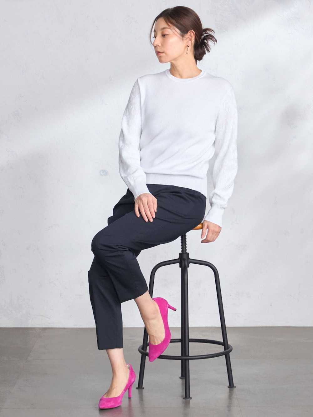 ブルー系のその他パンツ、ベージュ系のトレンチコート、ホワイト系のニット/セーターを着用したレディースの春コーディネートの3枚目の写真