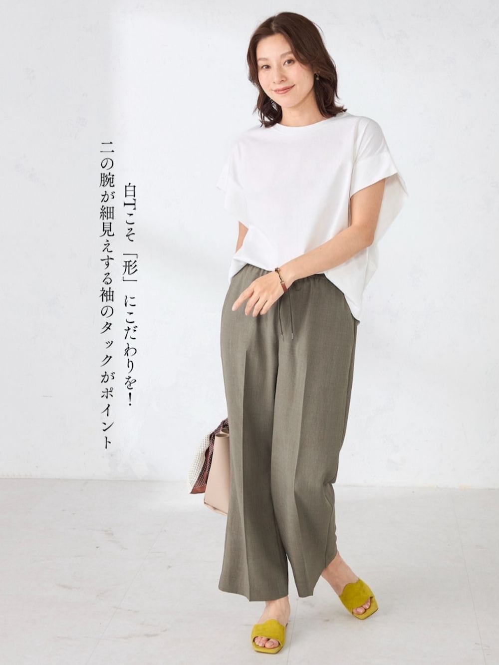 ホワイト系のTシャツ/カットソー、ホワイト系のTシャツ/カットソー、ブラック系のTシャツ/カットソーを着用したレディースの夏コーディネートの4枚目の写真