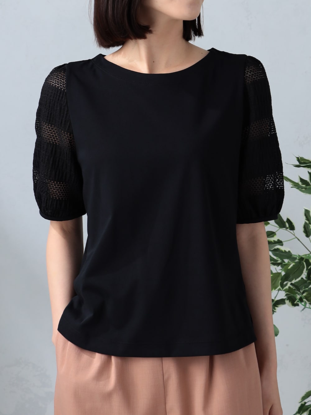 ピンク系のその他パンツ、ブラック系のTシャツ/カットソーを着用したレディースの夏コーディネートの2枚目の写真