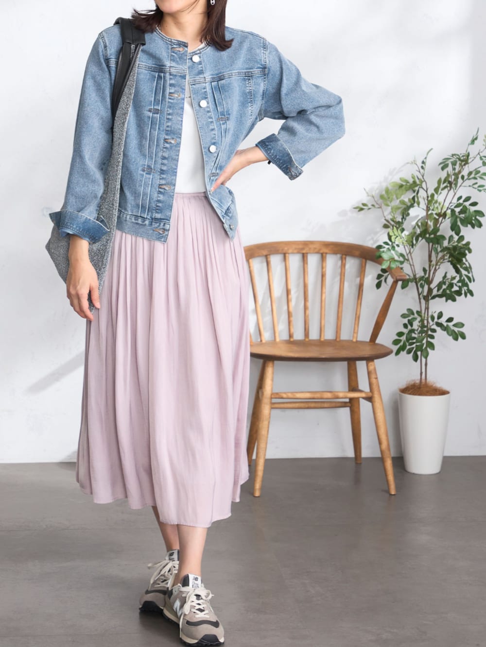 ピンク系のスカート、ブルー系のデニムジャケットを着用したレディースの春コーディネートの2枚目の写真