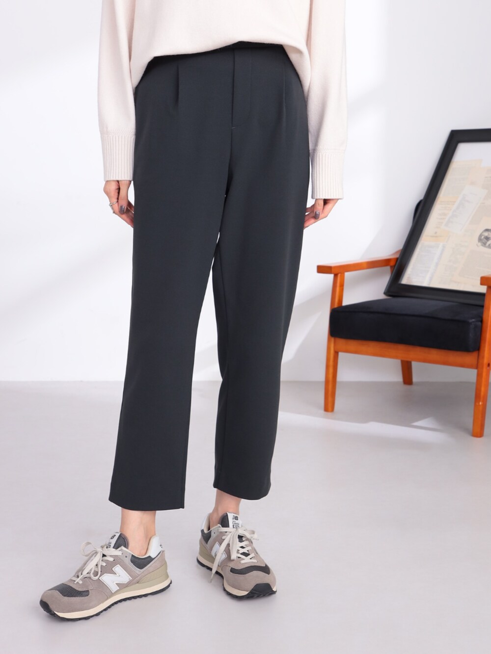 ベージュ系のニット/セーター、グレー系のその他パンツを着用したレディースの冬コーディネートの4枚目の写真