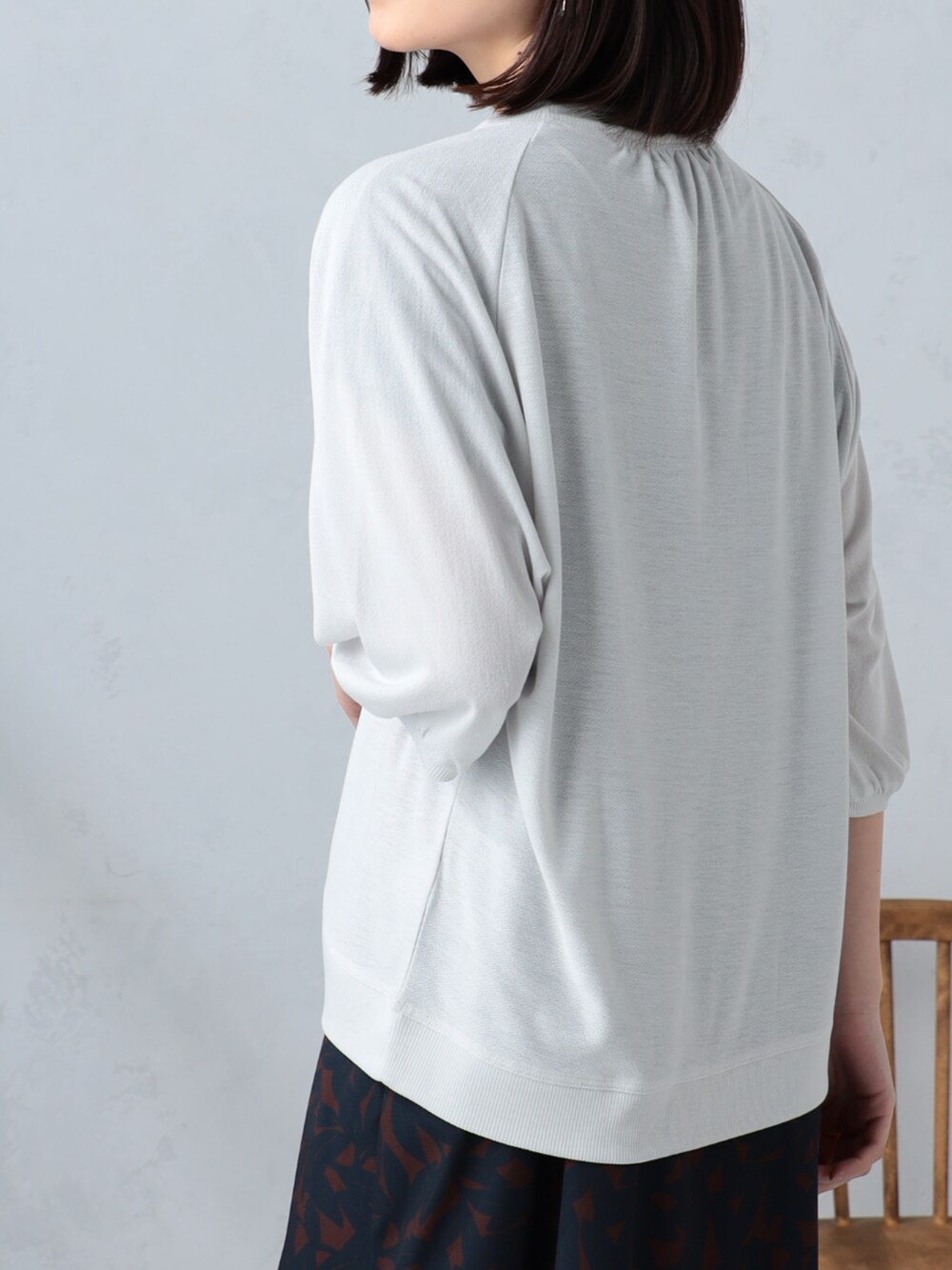 グレー系のカーディガン/ボレロ、ブラック系のTシャツ/カットソー、ブルー系のワンピースを着用したレディースの夏コーディネートの3枚目の写真