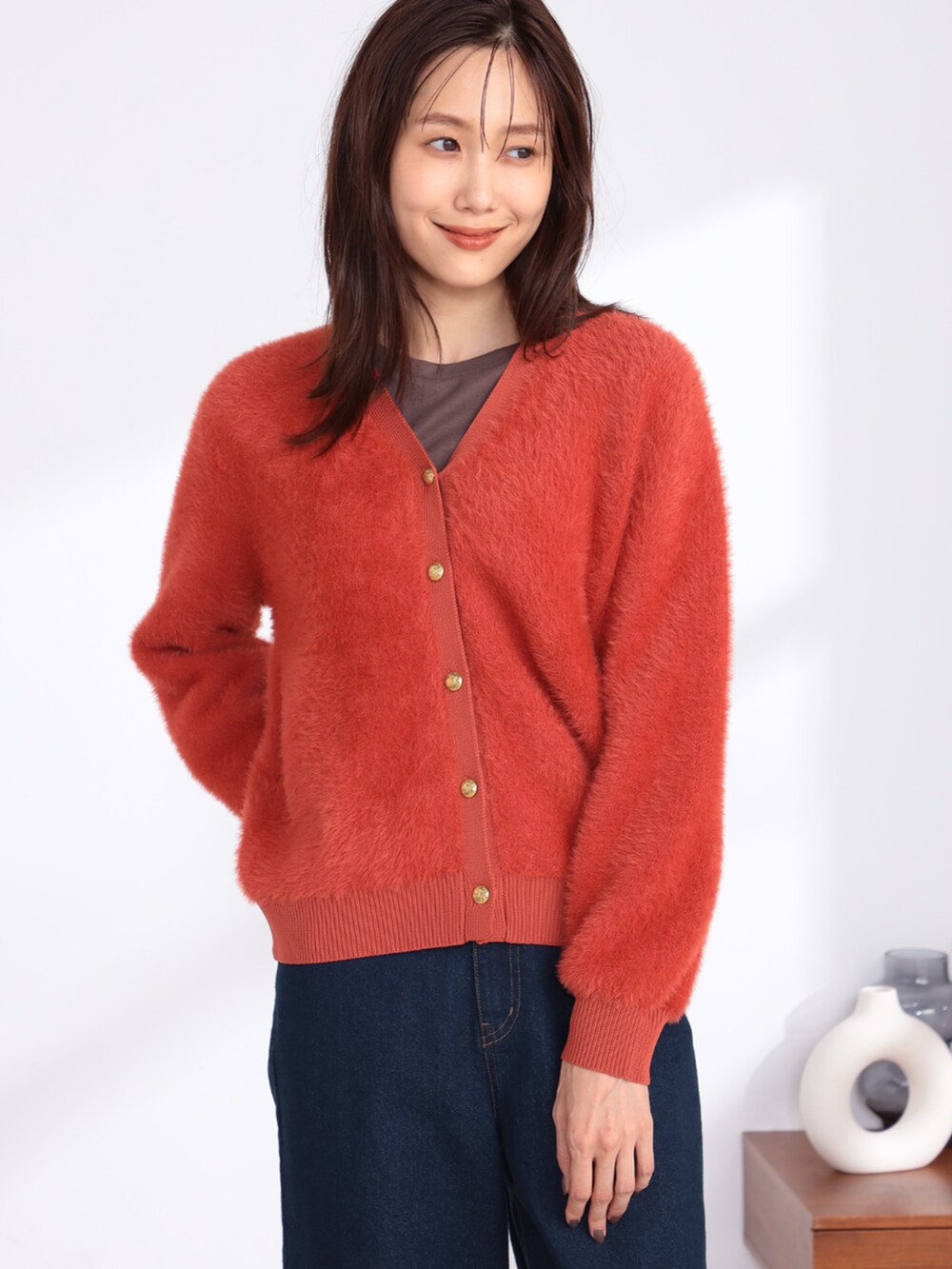 ブルー系のデニムパンツ、ベージュ系のアンサンブルを着用したレディースの秋コーディネートの2枚目の写真