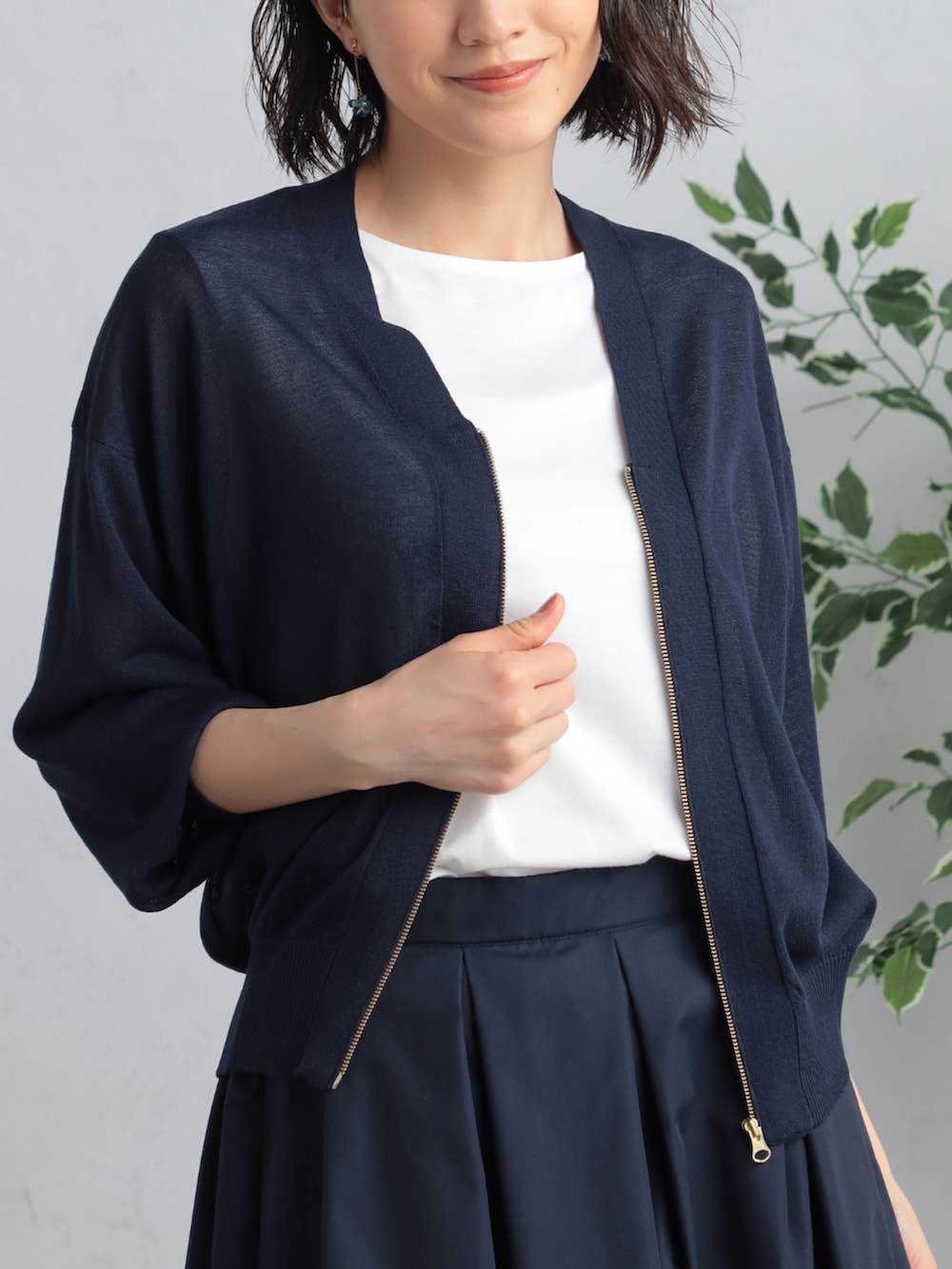 ブルー系のスカート、ブルー系のカーディガン/ボレロを着用したレディースの夏コーディネートの2枚目の写真