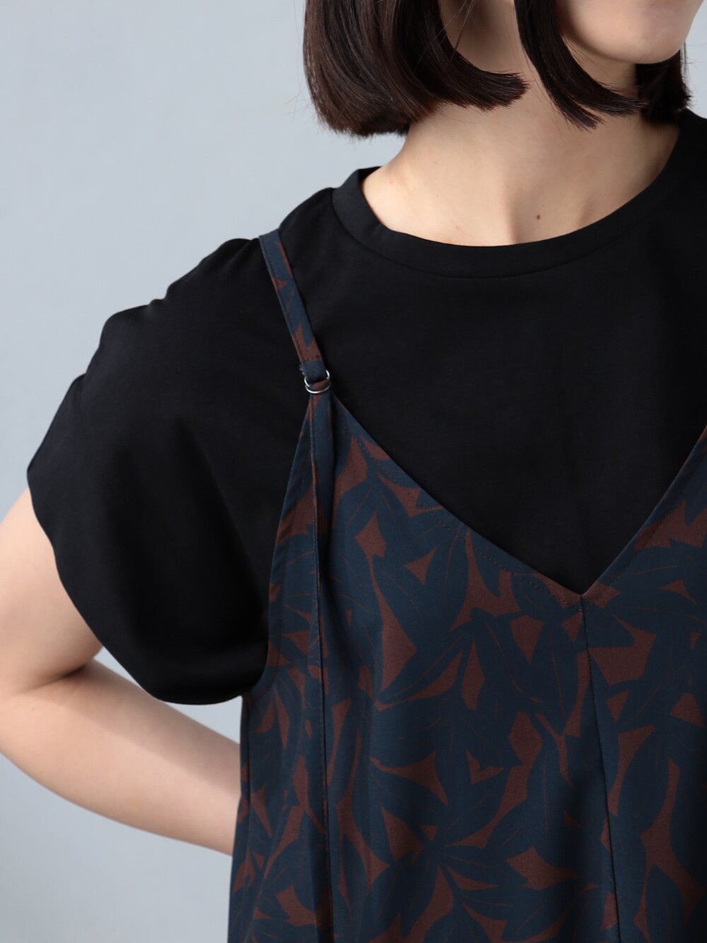 グレー系のカーディガン/ボレロ、ブラック系のTシャツ/カットソー、ブルー系のワンピースを着用したレディースの夏コーディネートの5枚目の写真