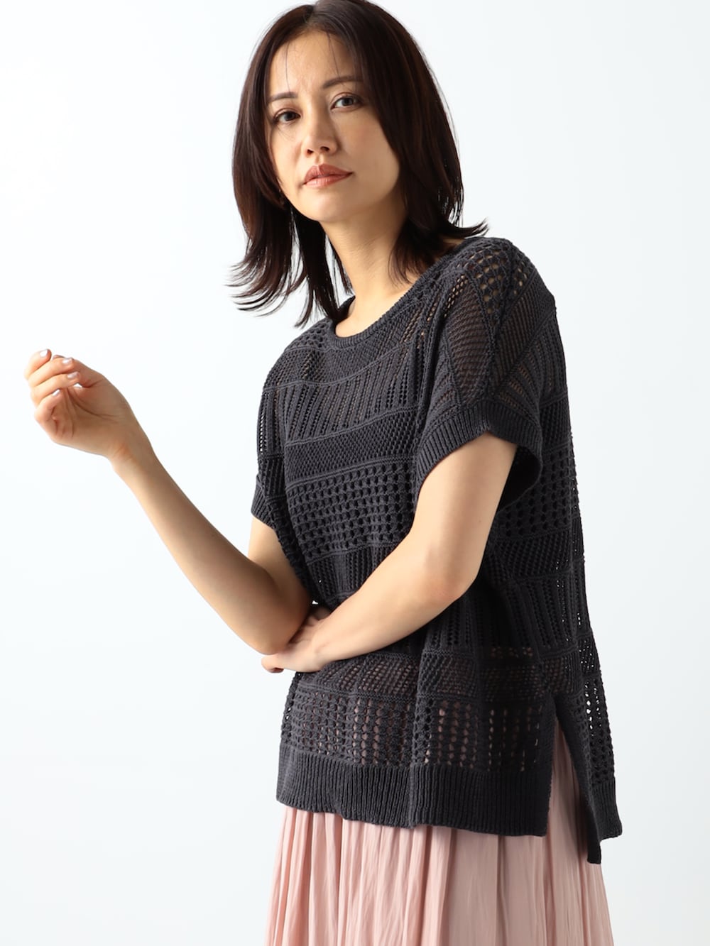 ピンク系のその他パンツ、グレー系のニット/セーターを着用したレディースの夏コーディネートの2枚目の写真