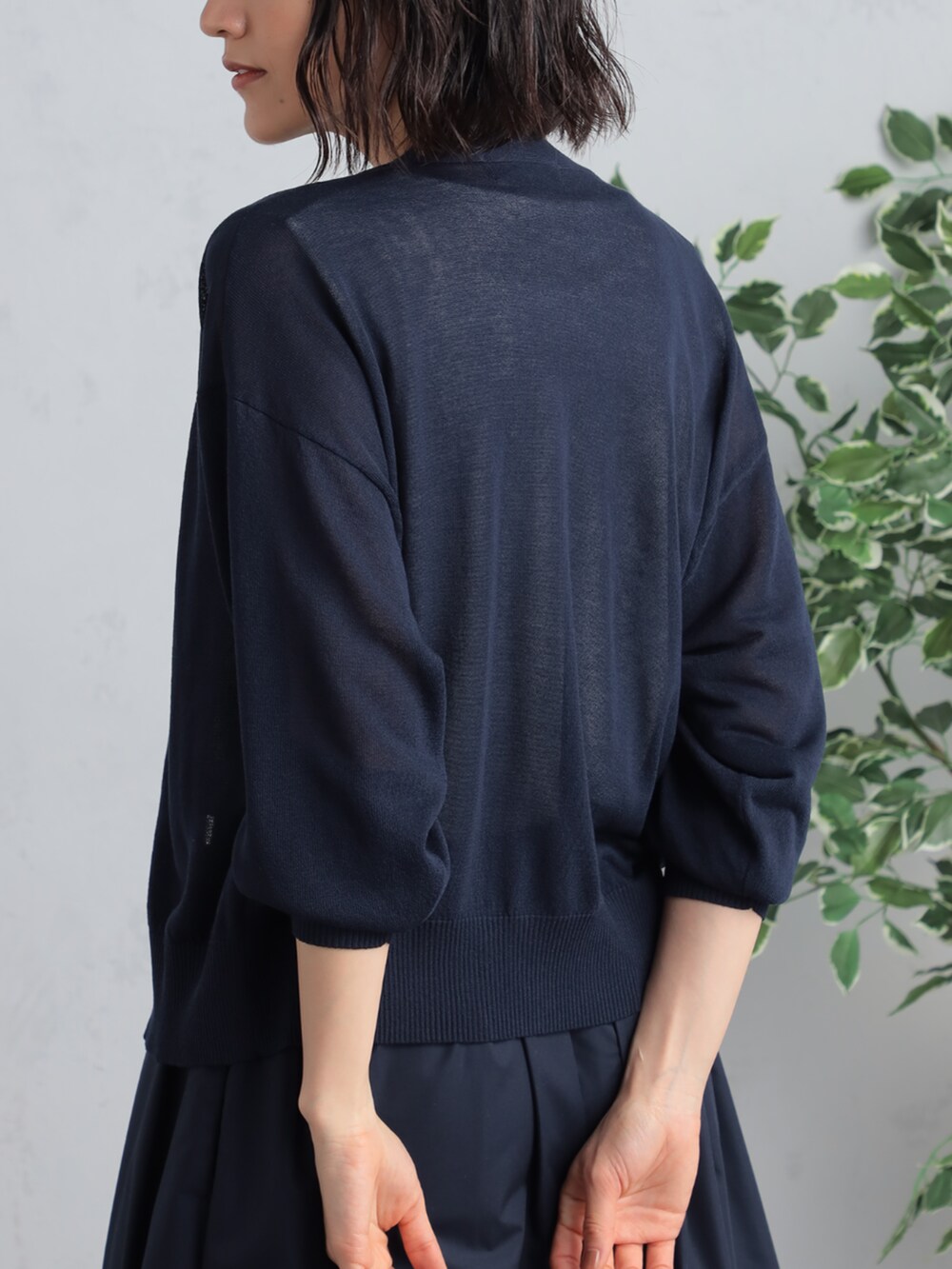 ブルー系のスカート、ブルー系のカーディガン/ボレロを着用したレディースの夏コーディネートの3枚目の写真