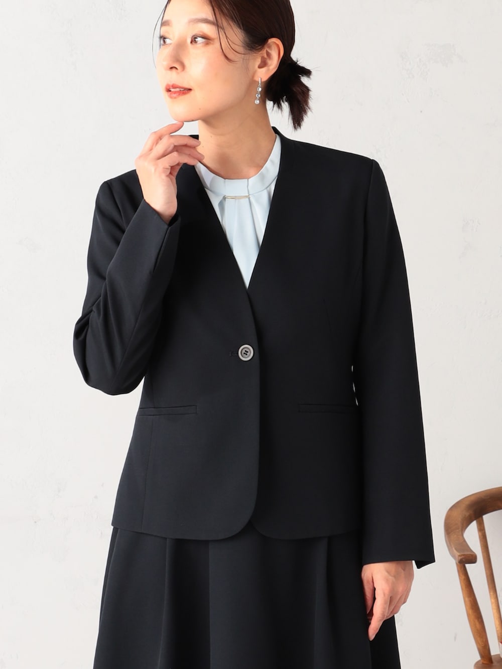 ブルー系のノーカラージャケット、ブルー系のシャツ/ブラウス、ブルー系のスカートを着用したレディースの冬コーディネートの2枚目の写真