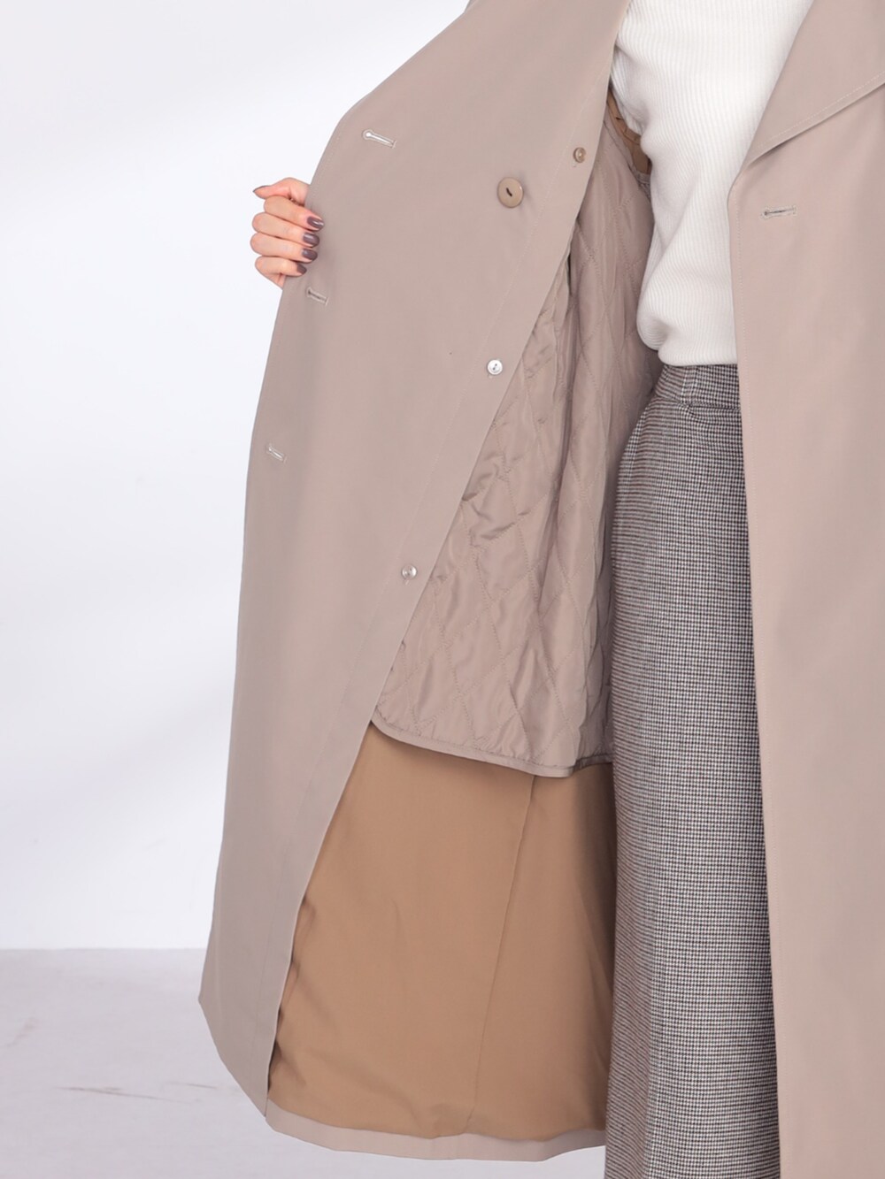 ブラウン系のその他パンツ、ベージュ系のトレンチコート、ベージュ系のTシャツ/カットソーを着用したレディースの冬コーディネートの3枚目の写真