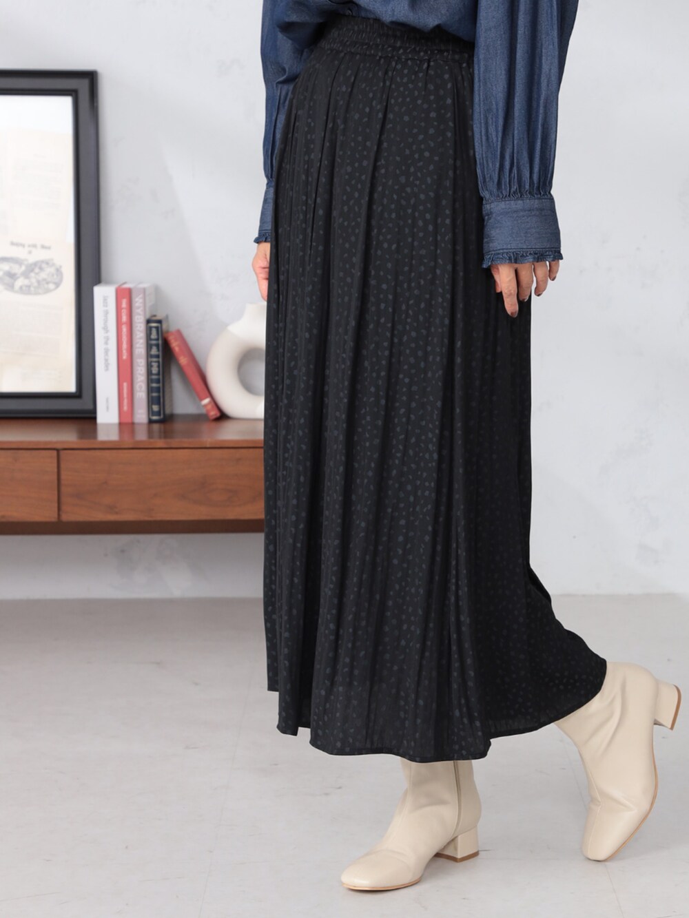 ブルー系のシャツ/ブラウス、ブルー系のカーディガン/ボレロ、ブラック系のスカートを着用したレディースの秋コーディネートの3枚目の写真