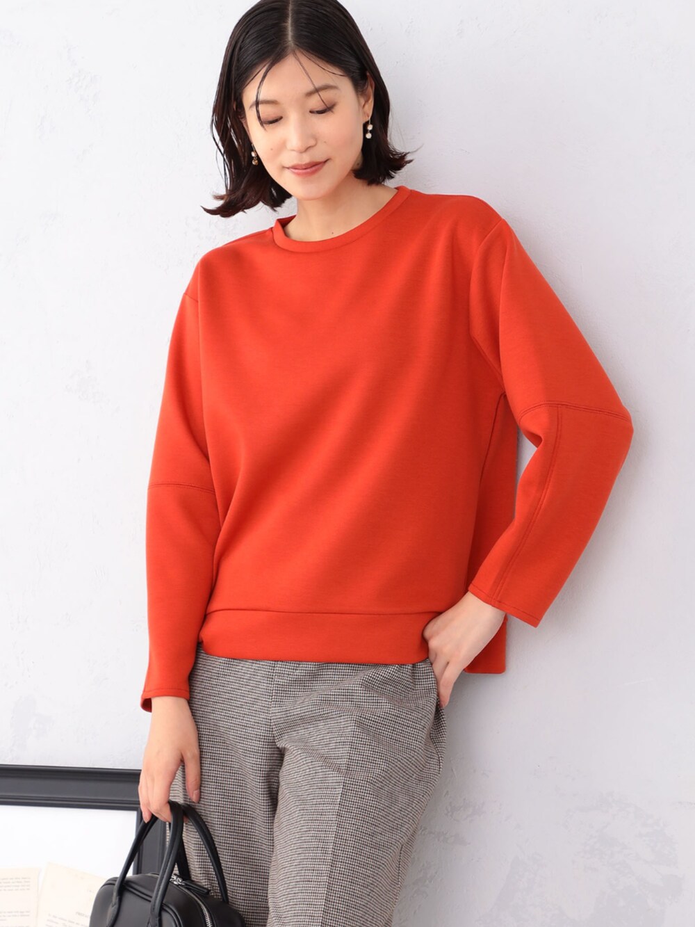 ブラウン系のその他パンツ、ベージュ系のTシャツ/カットソーを着用したレディースの秋コーディネートの2枚目の写真