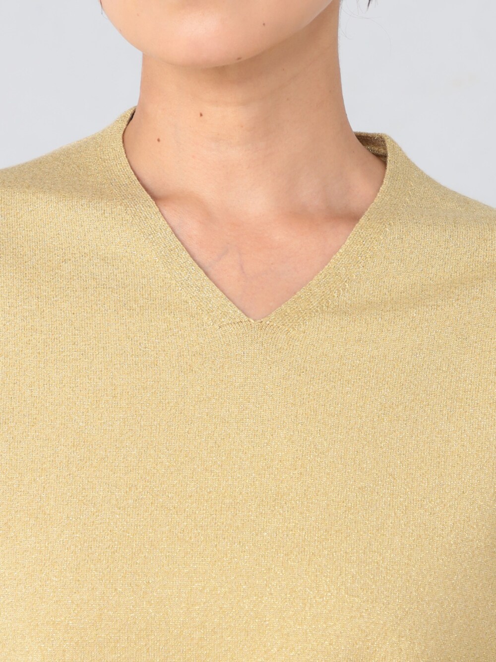 ブラック系のその他パンツ、イエロー系のニット/セーターを着用したレディースの秋コーディネートの4枚目の写真